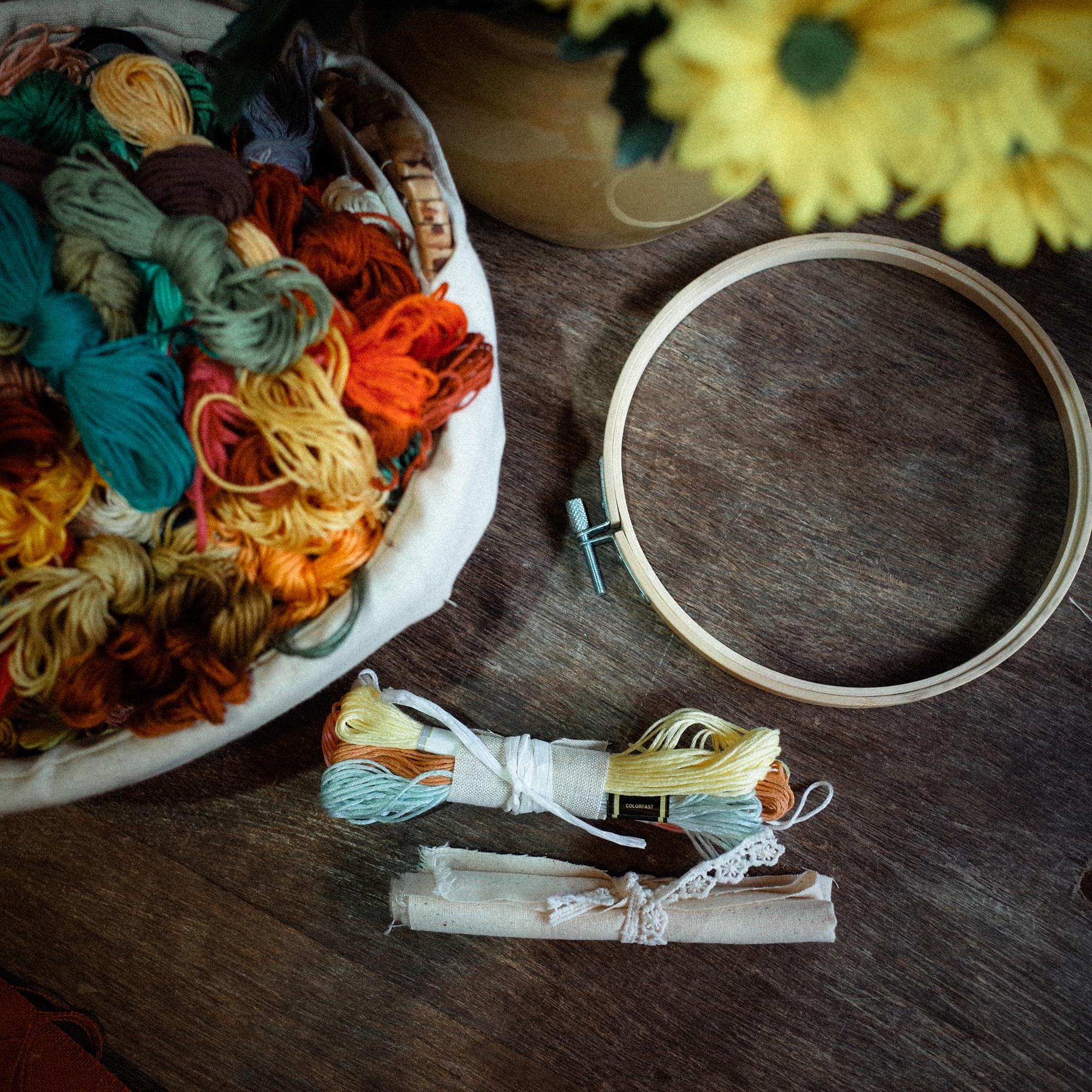 Workshop table with threads and hoop